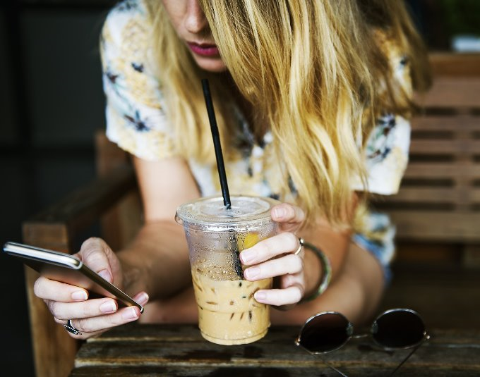 スマホを見る女性