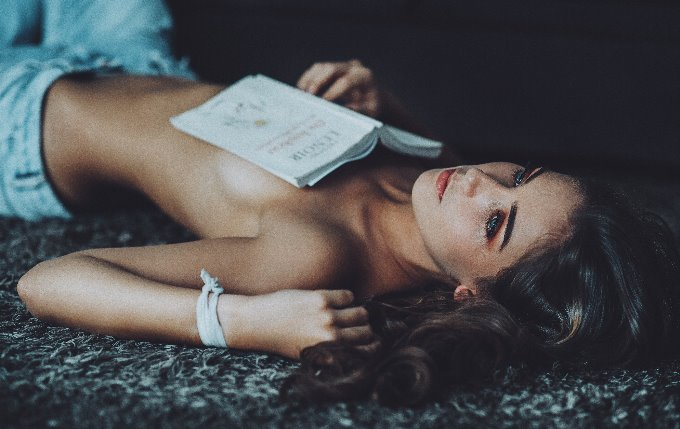 読書中の女性