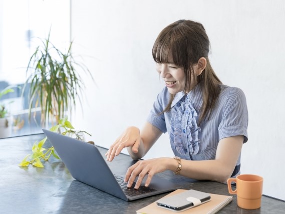 在宅で働く女性