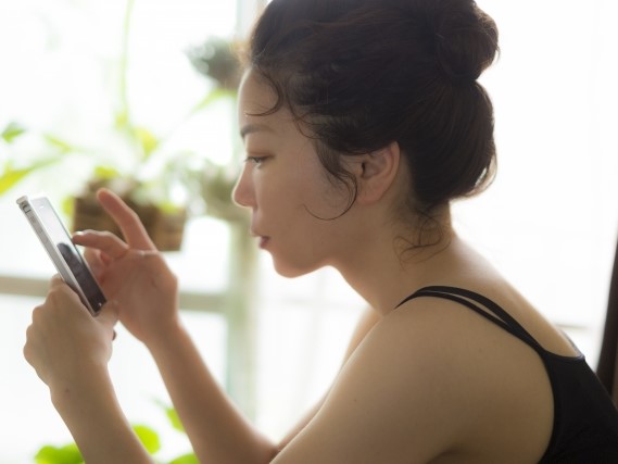 薄着の女性とスマホ