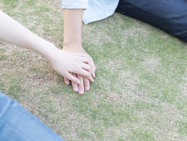 手をつなぐ女性と男性