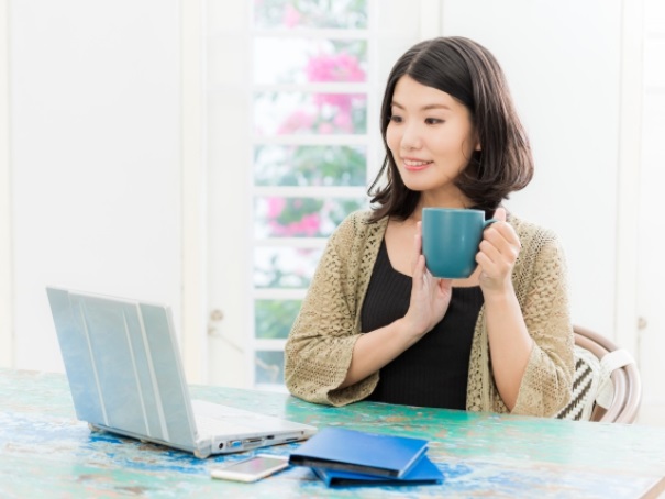 パソコンでトークを楽しむ女性