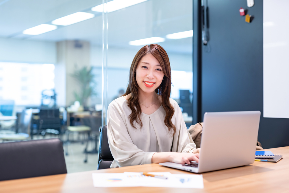  IT関連の仕事をする女性